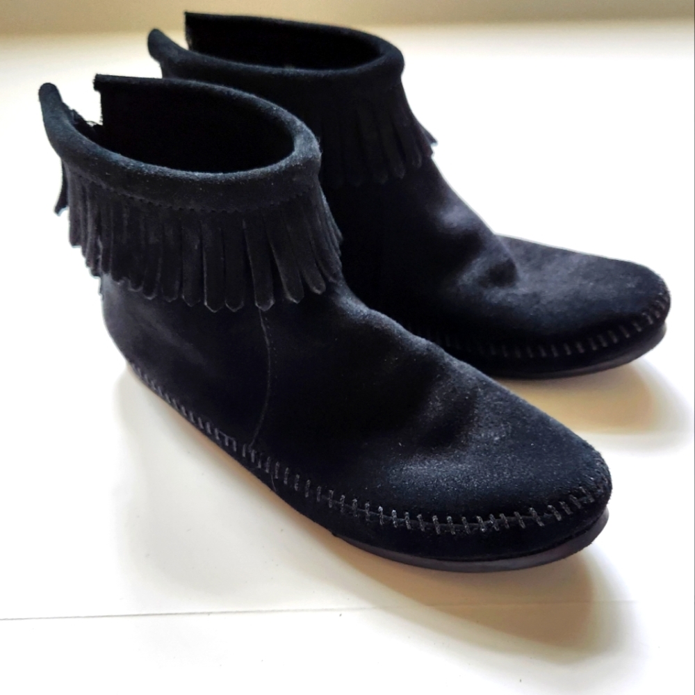 Minnetonka Black Suede Fringe Boot Moccasins Size 7